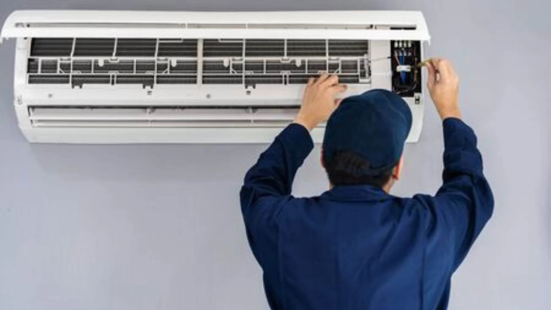 Commercial building with centralized air conditioning system