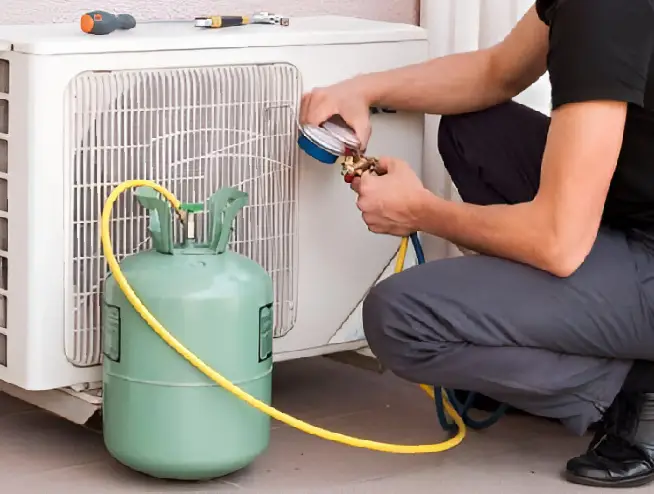 AC gas filling service by professional technician